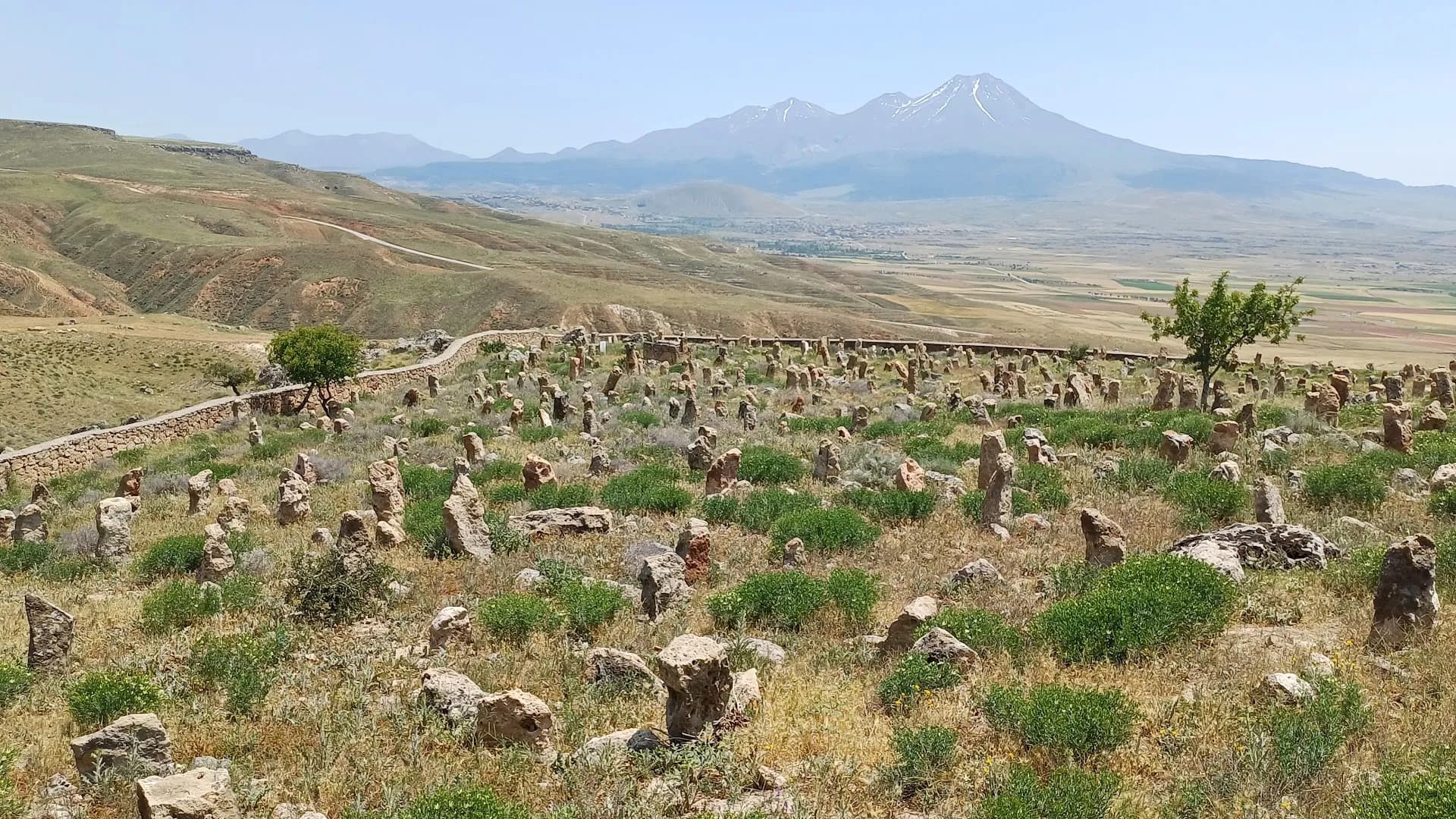 Kayalıklar ve harabeler