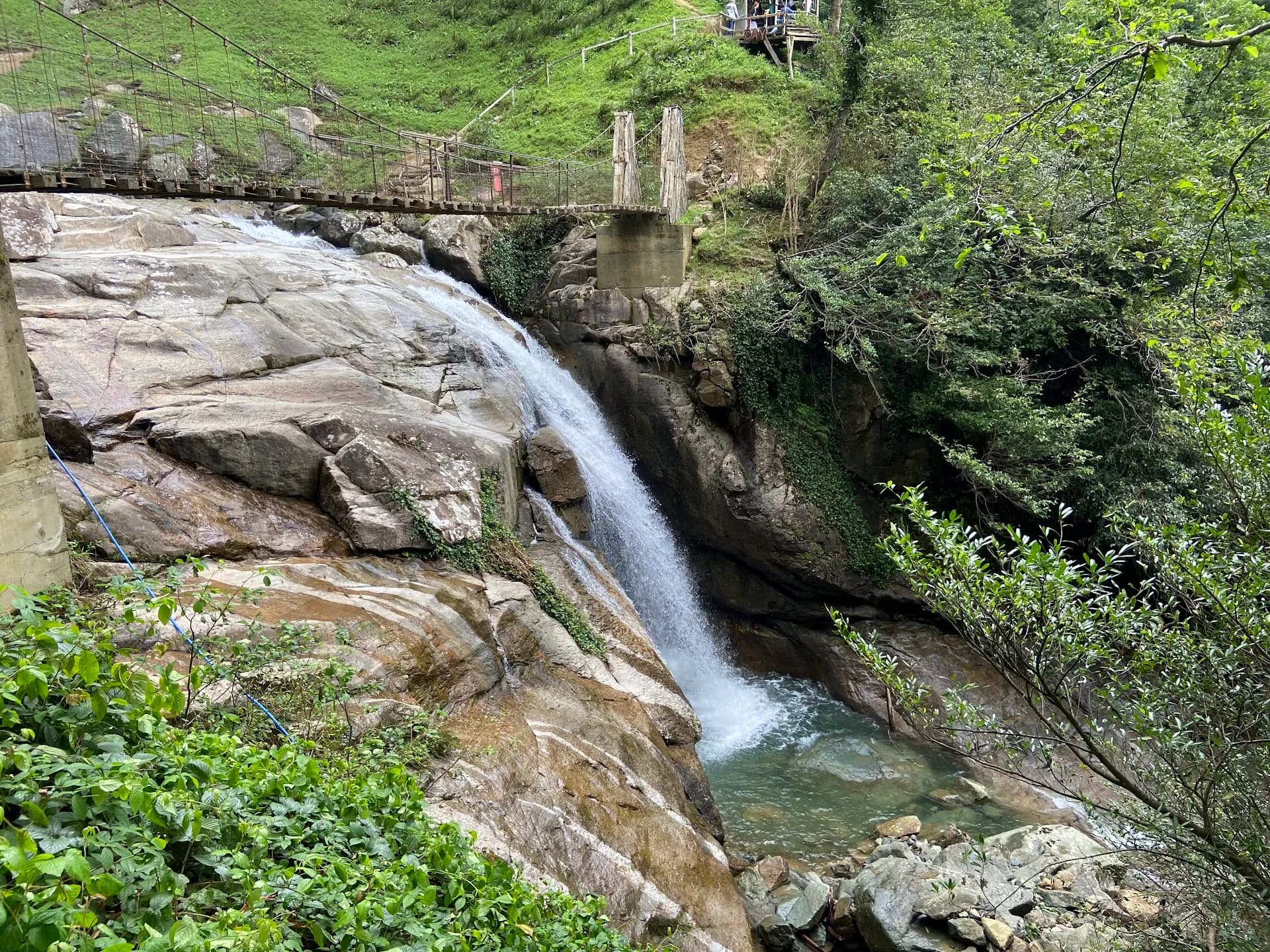 Mençuna Şelalesi
